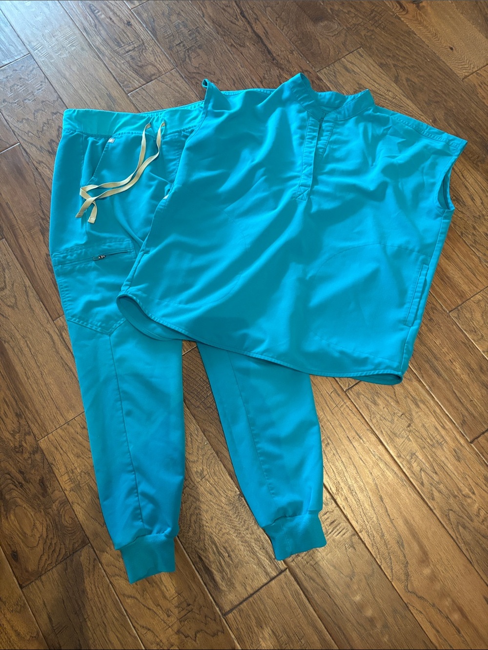 Figs Teal Jogger Pants and Scrub Top Women’s